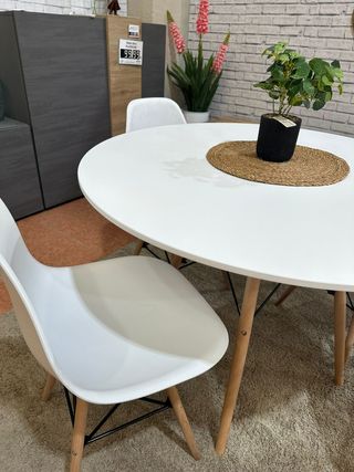 Mesa redonda blanca con 4 sillas