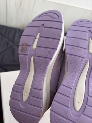 Zapatillas Moradas y Blancas