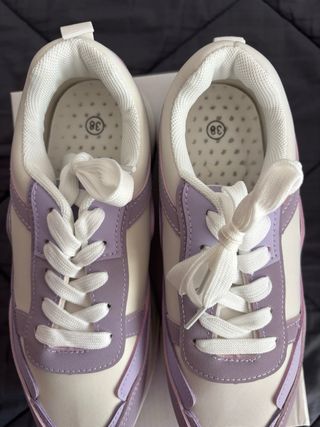 Zapatillas Moradas y Blancas
