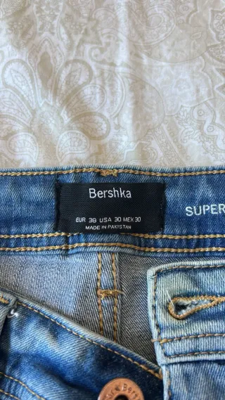 Vaqueros Bershka desgastados hombre