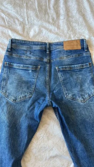 Vaqueros Bershka desgastados hombre