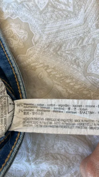 Vaqueros Bershka desgastados hombre