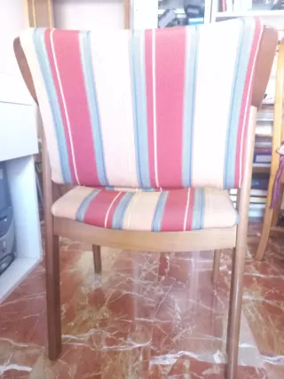 Silla de madera con brazos y tapizado