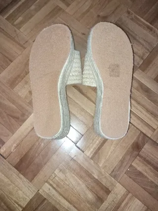 Chanclas plataforma beige y blanco talla 38