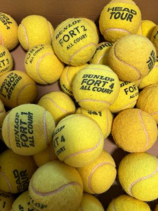 50 pelotas de tenis Dunlop y Head