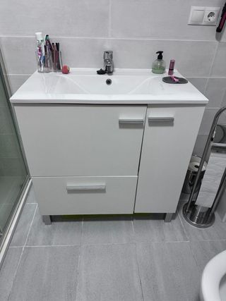 Mueble de baño blanco y plateado