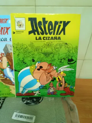 Lote 2 fumetti Asterix Salvaty falda