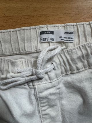 Vaqueros Bershka rotos beige