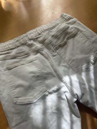 Vaqueros Bershka rotos beige