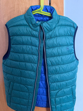 Chaleco acolchado verde y azul Talla: 12-13 años.