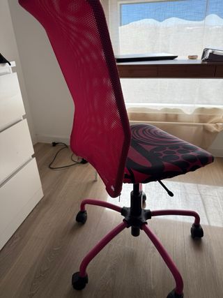 Silla rosa y negra para escritorio