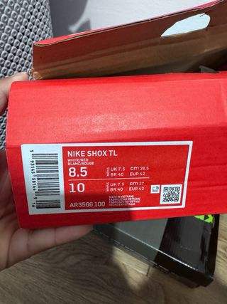 Zapatillas Nike plateadas y rosas