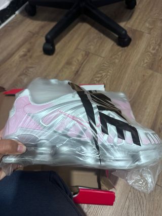 Zapatillas Nike plateadas y rosas