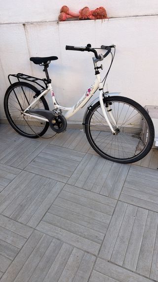 Bicicleta de mujer blanca