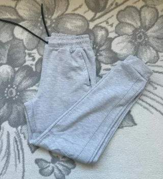 Conjunto deportivo gris talla M