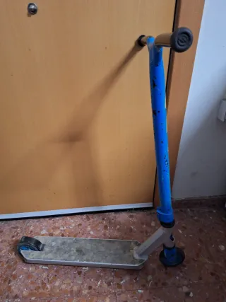Patinete de hierro azul
