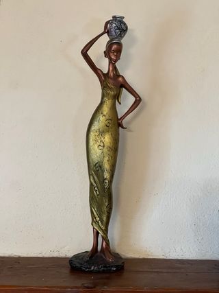 Figura mujer con cántaro