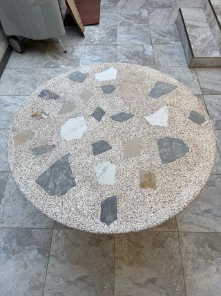 Tavolo rotondo esterno in pietra. Il piede misura 45x70.