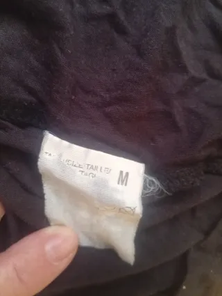 Camiseta negra con letras rosas y mariposas