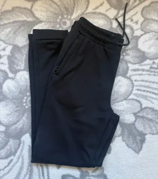 Conjunto deportivo negro