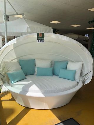 Sofá cama exterior con toldo