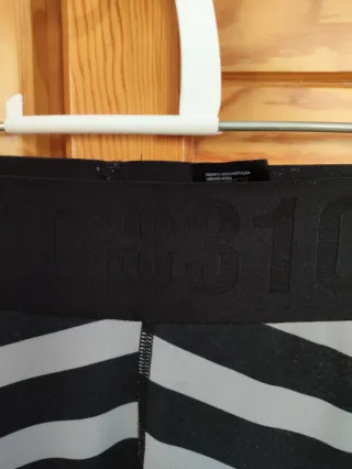 Mallas deportivas rayas grises y negras