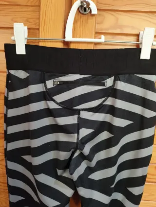 Mallas deportivas rayas grises y negras