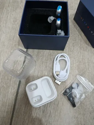 Audífonos plateados y blancos.