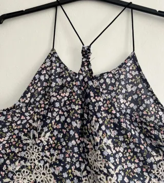 Camiseta tirantes floral azul y blanco Talla M