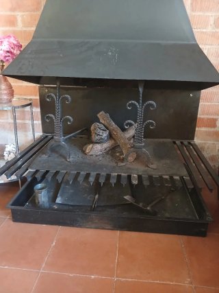 Chimenea de leña antigua