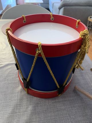 Tamburi colorati con bacchette