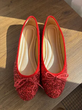 Zapatos rojos brillantes con lazo