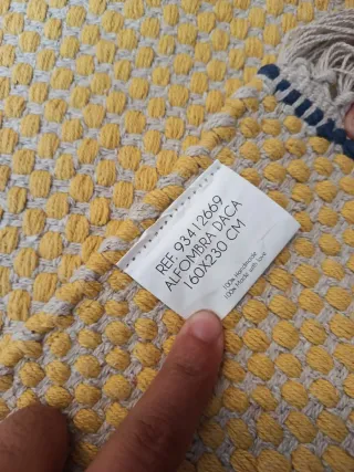 Alfombra amarilla de tela