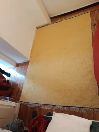 Alfombra amarilla de tela