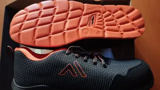 Zapatos de seguridad negros y naranjas