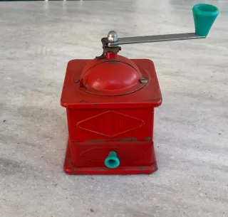 Molinillo de café antiguo rojo