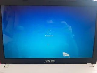 Ordenador ASUS blanco