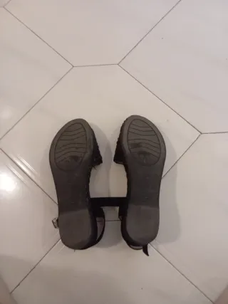 Sandalias negras de tiras