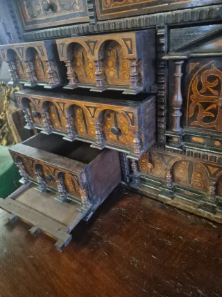 Bargueño de nogal con incrustaciones de boj