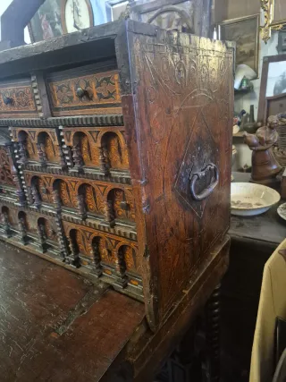 Bargueño de nogal con incrustaciones de boj