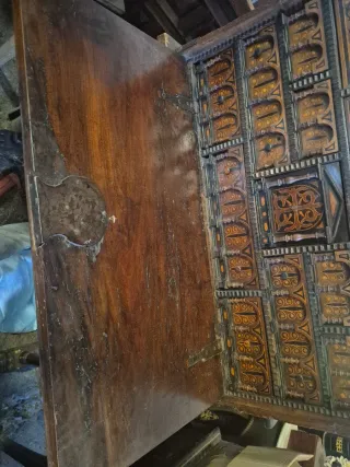 Bargueño de nogal con incrustaciones de boj