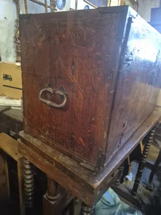 Bargueño de nogal con incrustaciones de boj