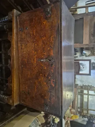 Bargueño de nogal con incrustaciones de boj