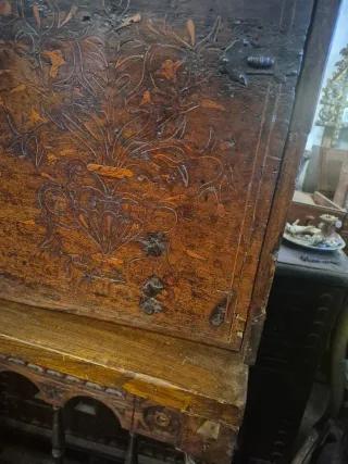 Bargueño de nogal con incrustaciones de boj