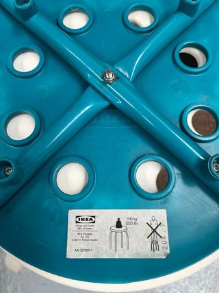 Due sgabelli in metallo e plastica