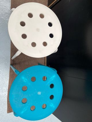 Due sgabelli in metallo e plastica