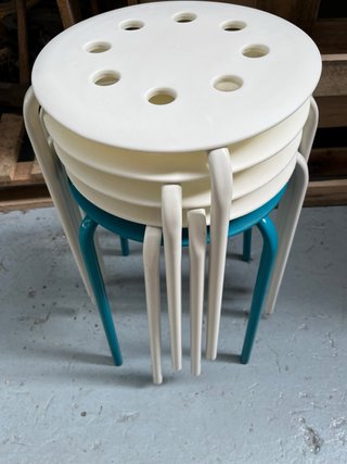 Cinco taburetes Ikea