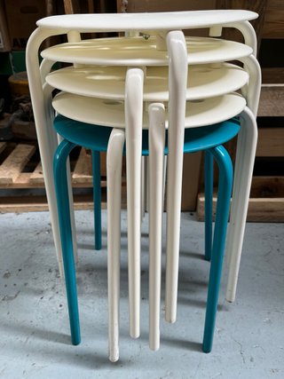 Cinco taburetes Ikea
