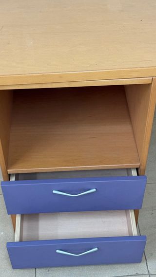 Mesa auxiliar de madera con cajones