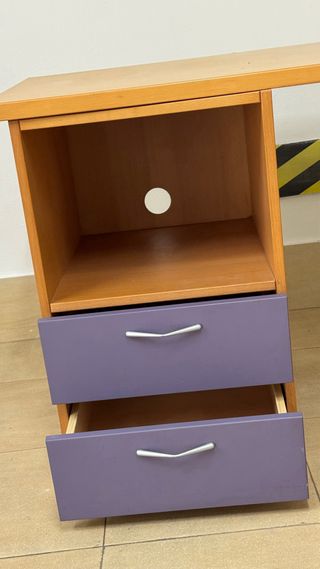 Mesa auxiliar de madera con cajones